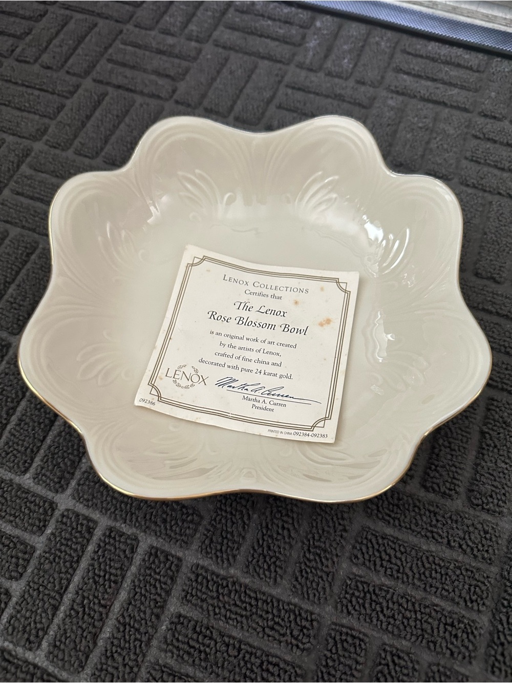 Lenox Cream Floral Scalloped Serving Bowl with Gold 24 k Edge